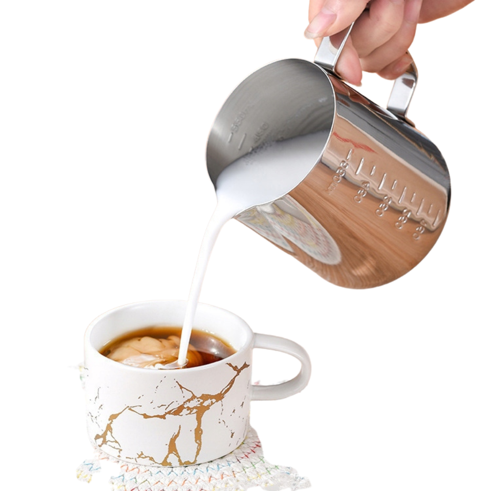 pieno plakimo ąsotėlis šalia espresso aparato

baristos ąsotėlis kavos ruošimo vietoje

nerūdijančio plieno ąsotėlis šalia cappuccino puodelio

kavos gaminimo priedas virtuvėje ar kavinėje